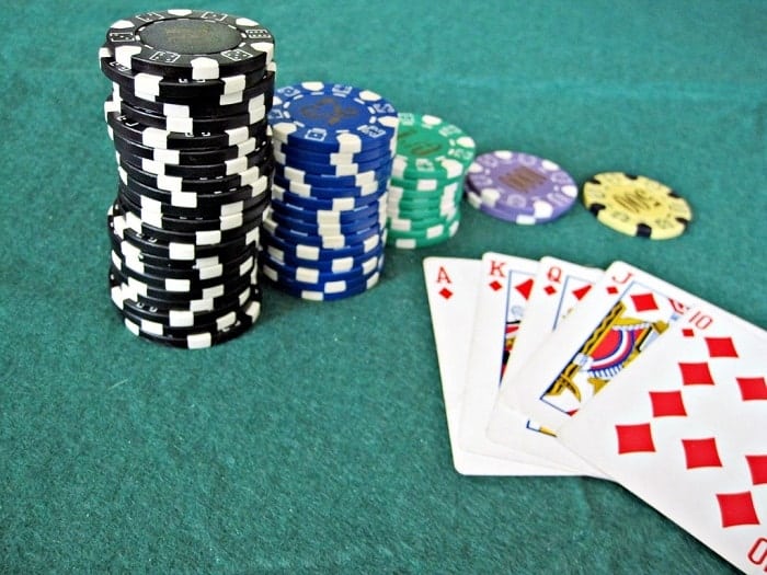 Luat choi game bai poker khien ban de rong tui