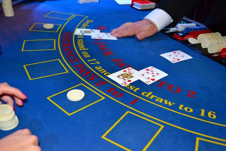 Làm thế nào để tận dụng lợi thế khi chơi Blackjack?